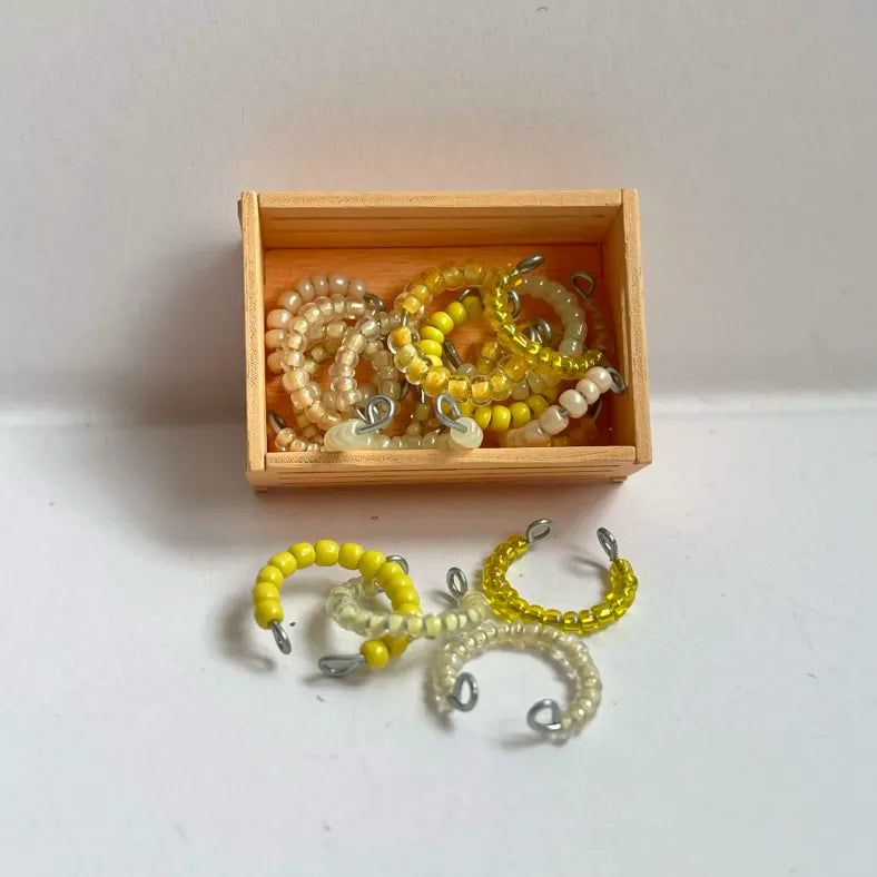 Lot of plain LPS necklaces in shades of yellow