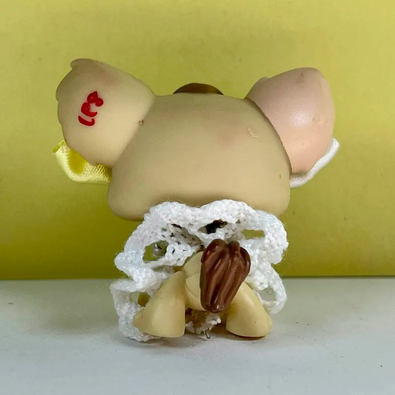 Pastel yellow and white LPS outfit