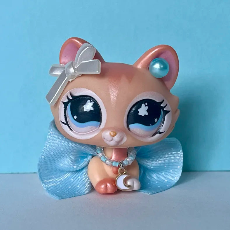 Light blue and white LPS outfit